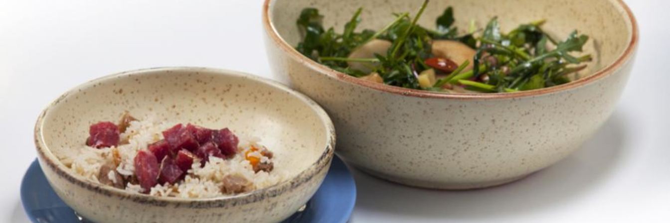 Пряный рис с индейкой и зеленый салат с грушей