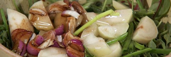 пряный рис с индейкой и зеленый салат с грушей