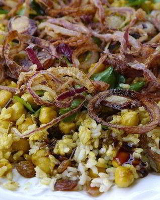 Пряный рис с изюмом и травами