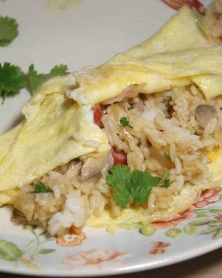 Пряный рис с яйцом и беконом