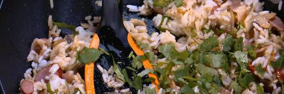 пряный рис с яйцом и беконом