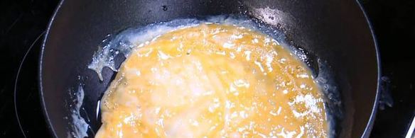 пряный рис с яйцом и беконом