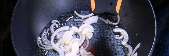 пряный рис с яйцом и беконом