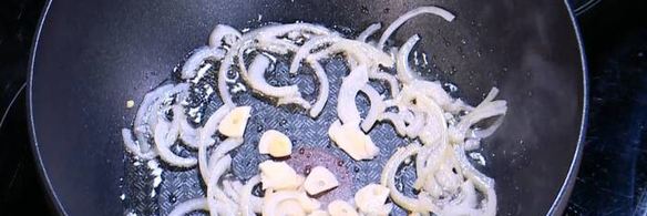 пряный рис с яйцом и беконом