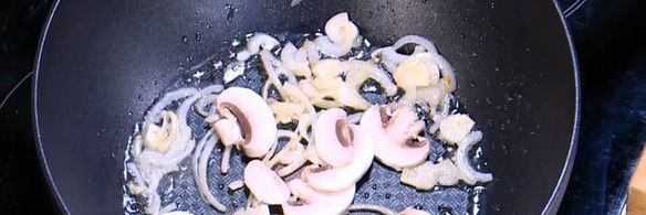 пряный рис с яйцом и беконом