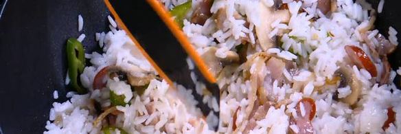 пряный рис с яйцом и беконом