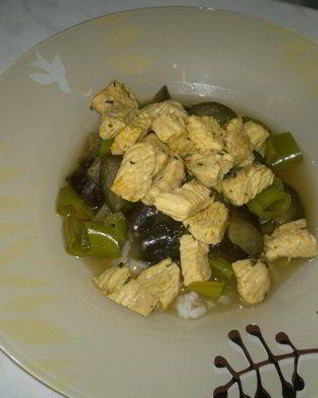 Рис с баклажаном и перцем в восточно-азиатском стиле с грудкой индейки