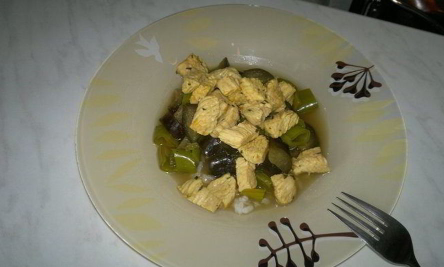 Рецепт риса с баклажаном и перцем в восточно-азиатском стиле с грудкой индейки