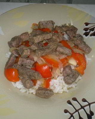 Рис с тушеными овощами и говядиной