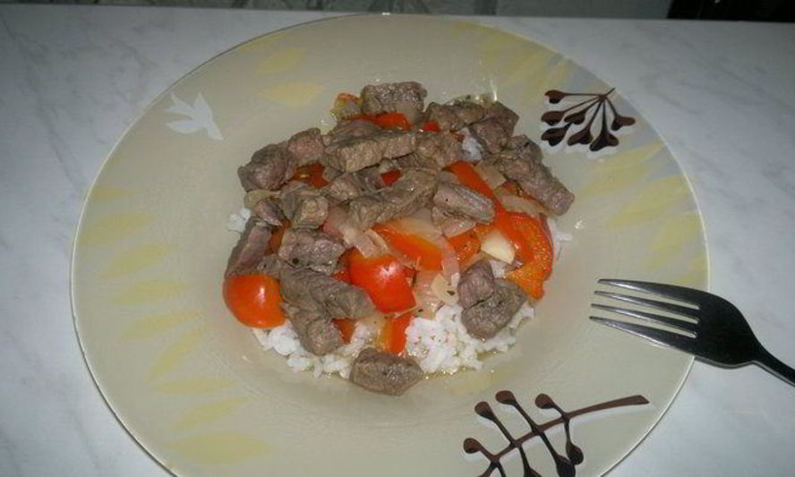 Рецепт риса с тушеными овощами и говядиной