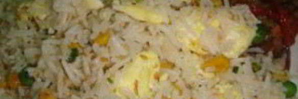 рис с яйцом и овощами