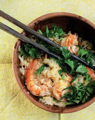 Сладкий рис с чесноком, креветками и рукколой