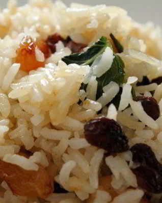 Сладкий рис с орешками кешью, сухофруктами и мятой