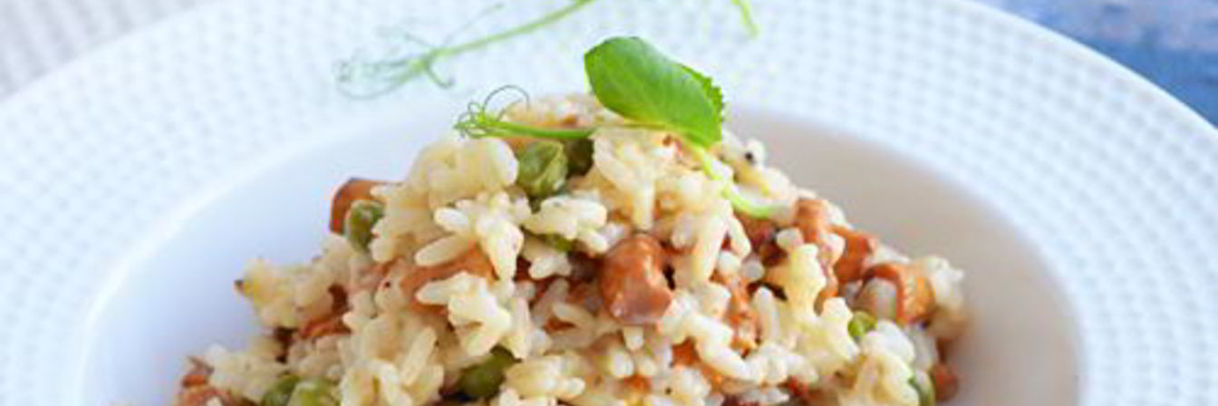 Тушеный рис с лисичками и молодым горошком