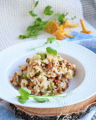 Тушеный рис с лисичками и молодым горошком