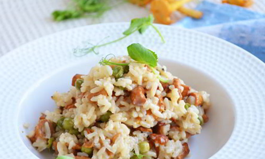 Рецепт тушеного риса с лисичками и молодым горошком