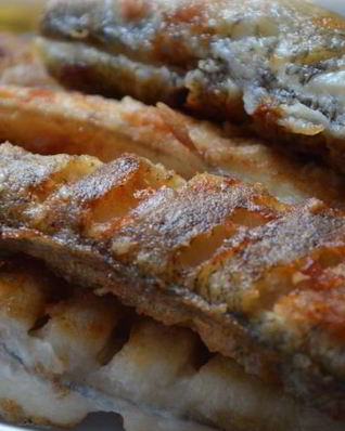 Вкусная жареная рыба