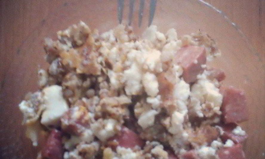 Рецепт завтрака по-мужски из жареной гречки с адыгейским сыром