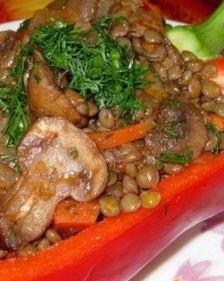 Зеленая чечевица с грибами и соусом Ткемали