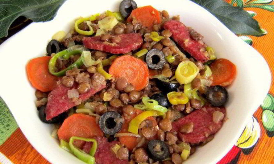 Рецепт зеленой чечевицы с копченой колбасой в стиле фламенко