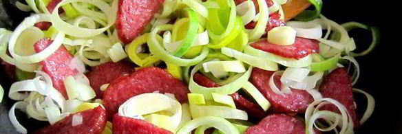 зеленая чечевица с копченой колбасой в стиле фламенко