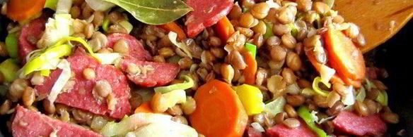 зеленая чечевица с копченой колбасой в стиле фламенко