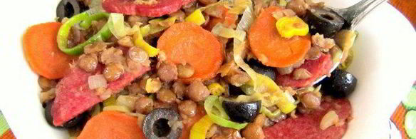 зеленая чечевица с копченой колбасой в стиле фламенко