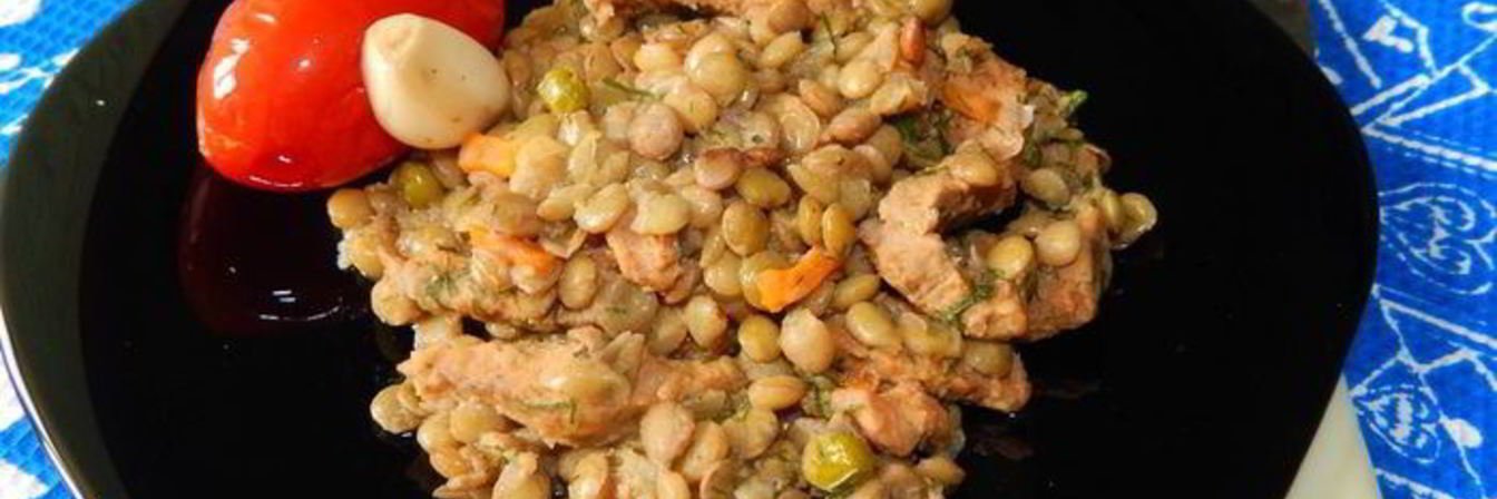 Зеленая чечевица с тушеным мясом