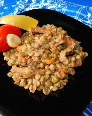 Зеленая чечевица с тушеным мясом