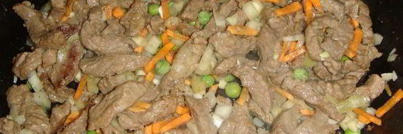 зеленая чечевица с тушеным мясом