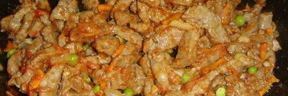 зеленая чечевица с тушеным мясом