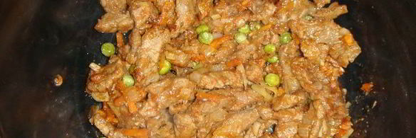 зеленая чечевица с тушеным мясом