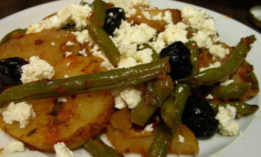 Рецепт зеленой фасоли и картофель в томатном соусе по-гречески