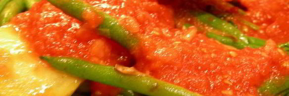 зеленая фасоль и картофель в томатном соусе по-гречески