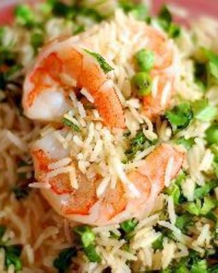 Жаренный рис с креветками и зеленым горошком