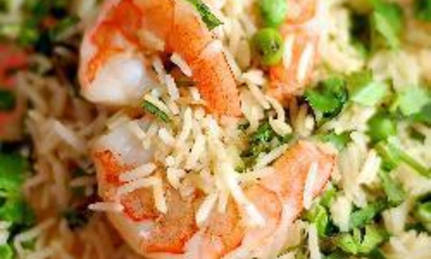 Рецепт жаренного риса с креветками и зеленым горошком