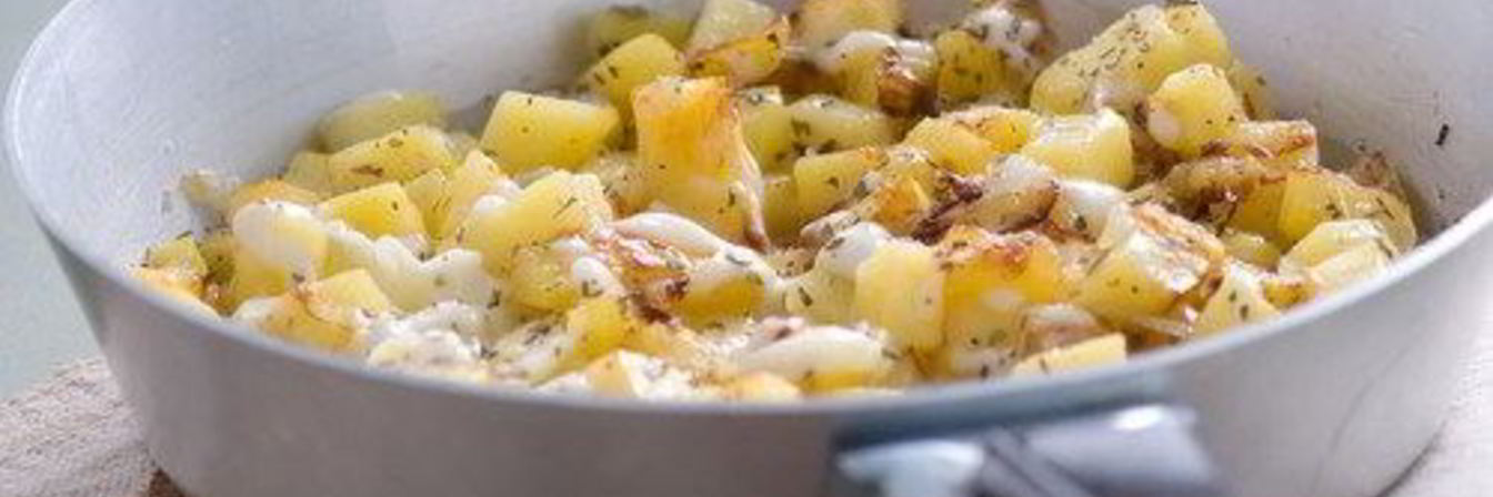 Жареный картофель с фетой и орегано
