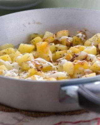 Жареный картофель с фетой и орегано