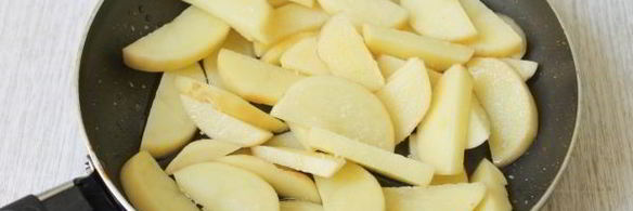 жареный картофель с ветчиной и крабовыми палочками