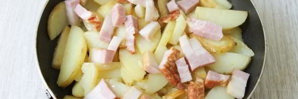 жареный картофель с ветчиной и крабовыми палочками
