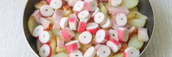 жареный картофель с ветчиной и крабовыми палочками