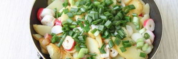 жареный картофель с ветчиной и крабовыми палочками