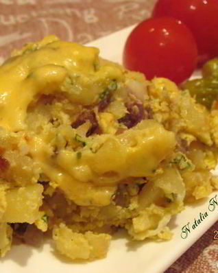 Жареный картофель с яйцом и сыром