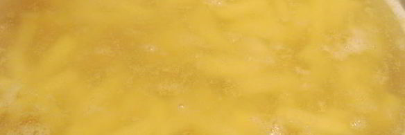 жареный картофель с яйцом и сыром