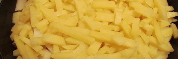 жареный картофель с яйцом и сыром