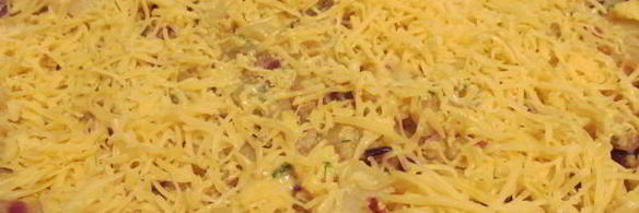 жареный картофель с яйцом и сыром