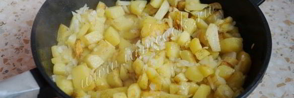 жареный картофель со сметаной и луком