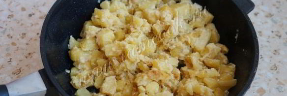 жареный картофель со сметаной и луком