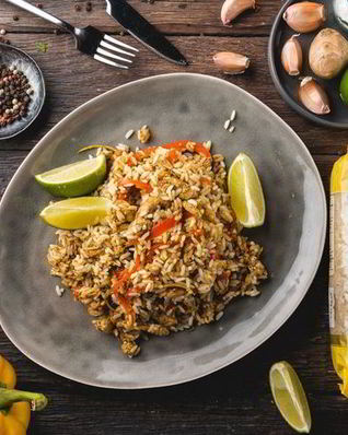 Жареный рис по-тайски с курицей