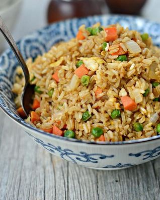 Жареный рис по-тайски с яйцом и овощами